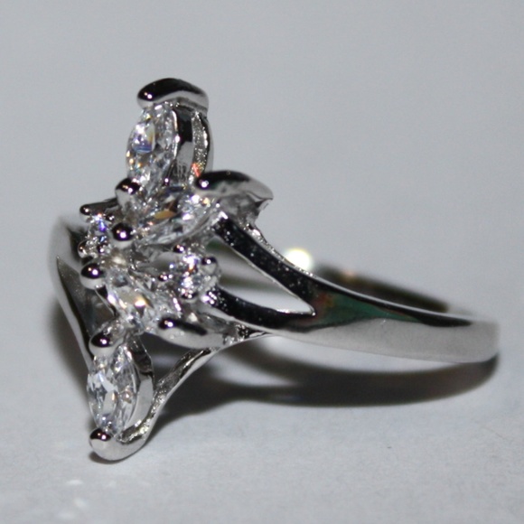 STUNNING CZ sterling silver ring NWT size 6 - Picture 5 of 5